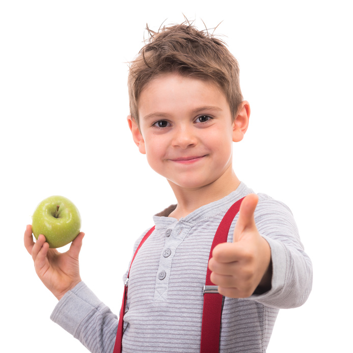 Kleiner Junge mit Apfel und Daumen hoch